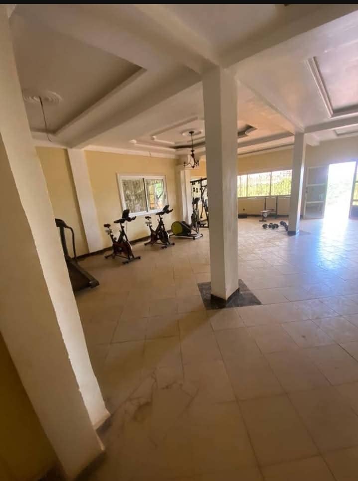 Grande espace commercial à louer Olembé — photo 2