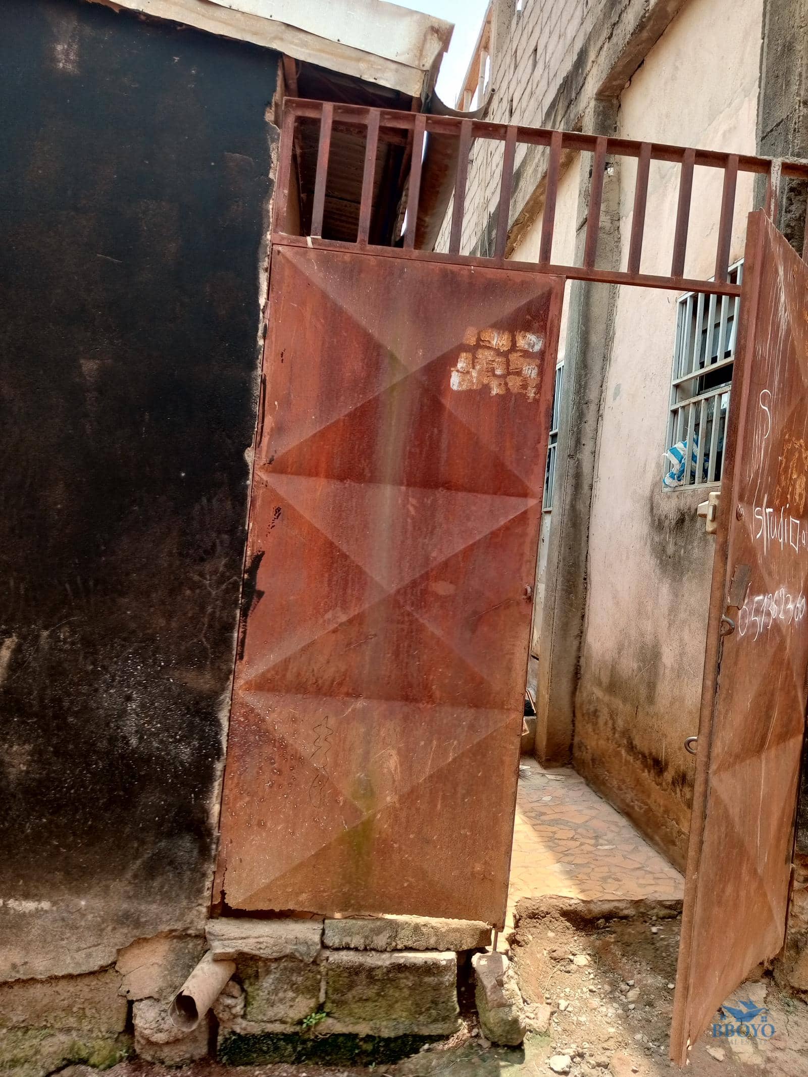 Simple studio to rent at Eleveur Mballa  — photo 4