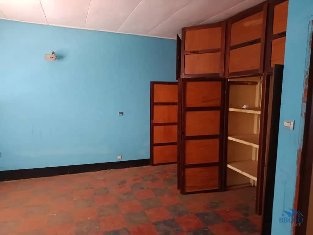 Bobe Linus's Compound  — photo 2
